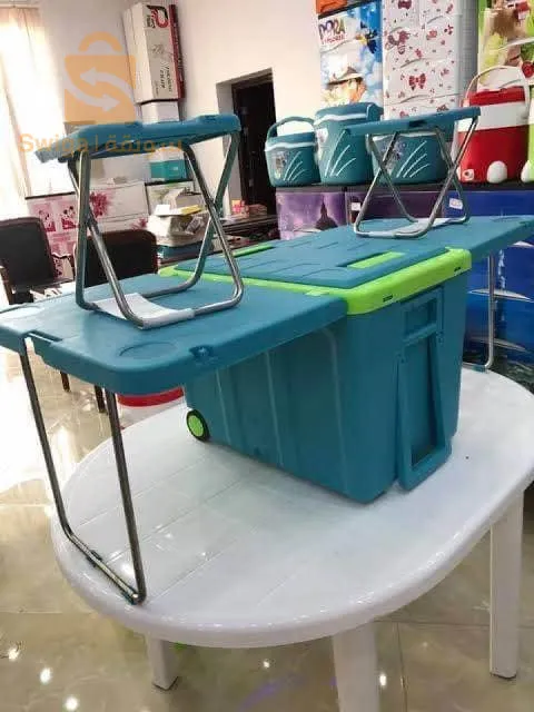 ثلاجة بطاولة وكراسي