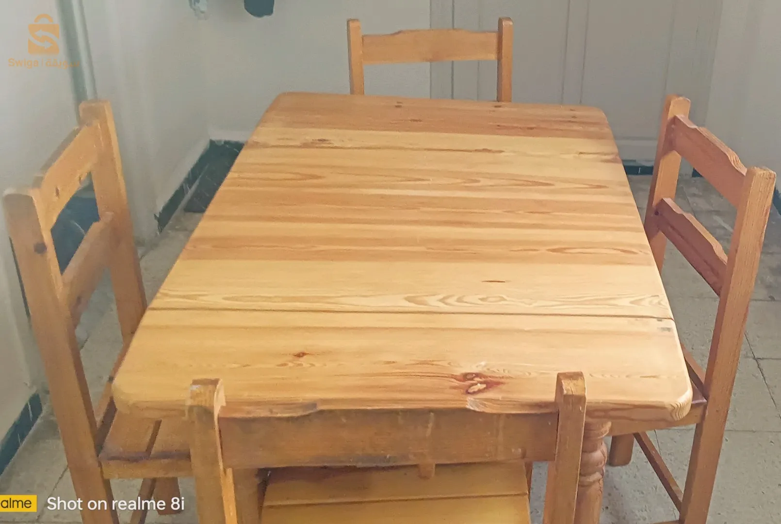 table de cuisine en bois rouge massif avec 4 chaises de Annaba téléphone 0698392111