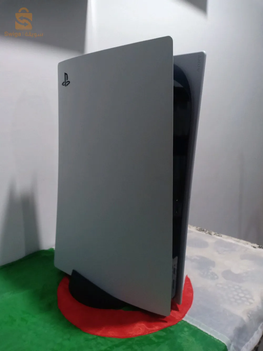 PS5 standar européen avec deux manettes et 4 jeux