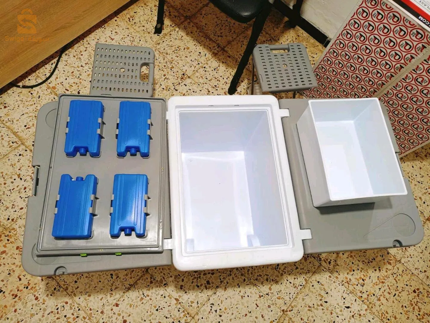 ثلاجة بطاولة وكراسي