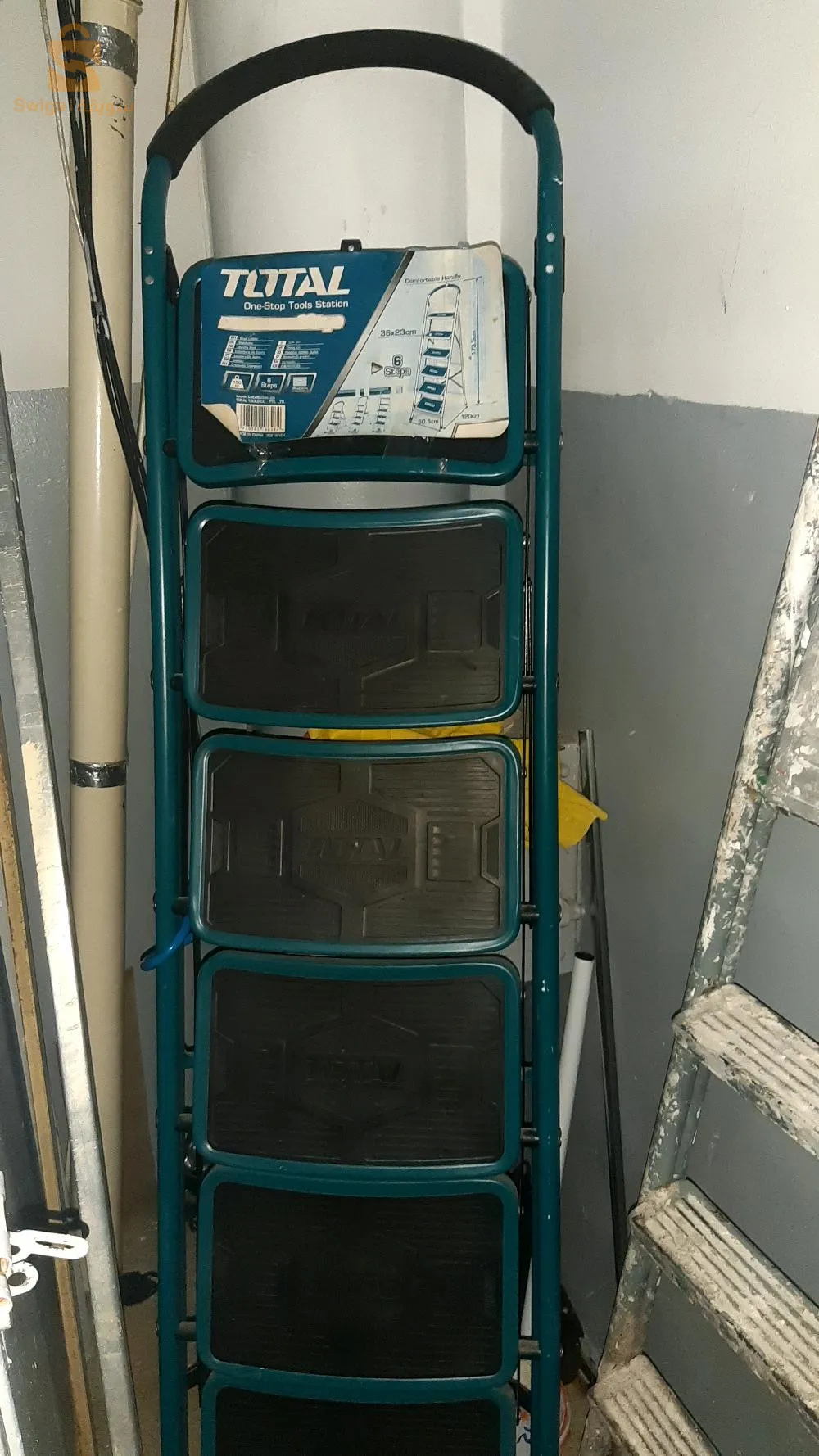 سلم حديدي جديد