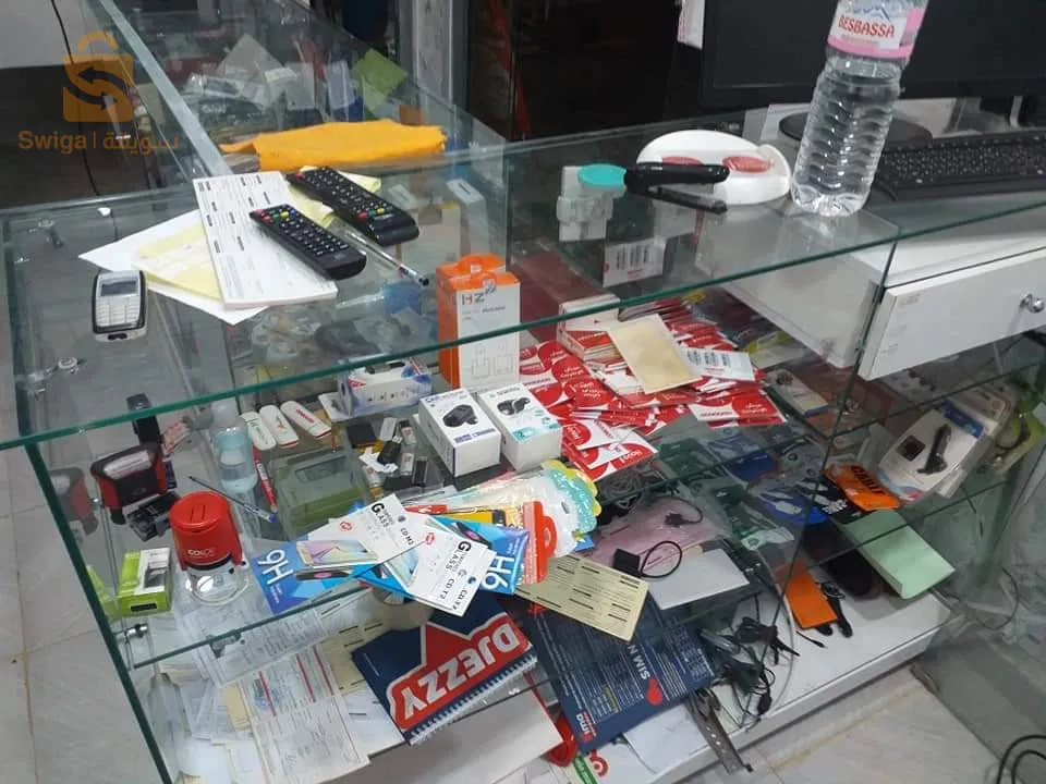 Vente 2 comptoir  présentoir de magasin large et  2 phssait vitrine trompe