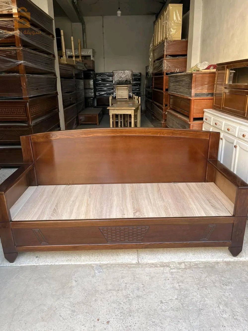 كنابي بالظهر كوفري مصنوعة من الخشب الاحمر