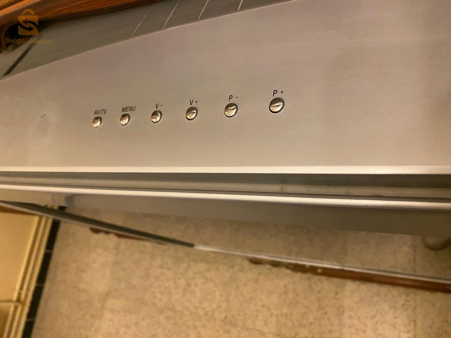 TV  marque Cobra, écran plat Couleur.