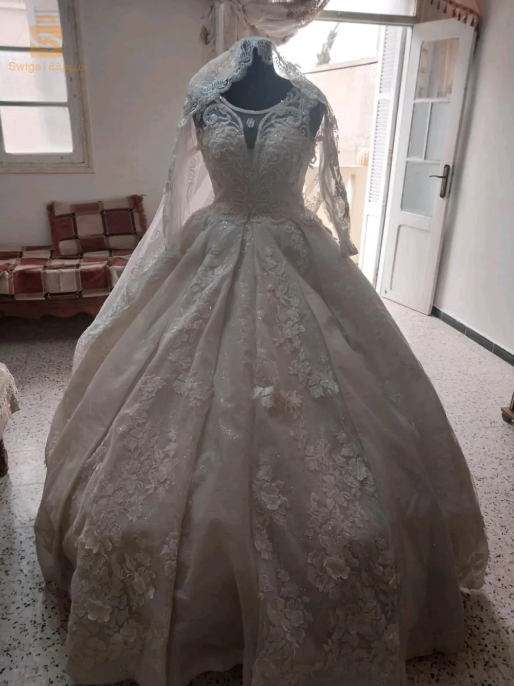 chedda bleue et robe blanche