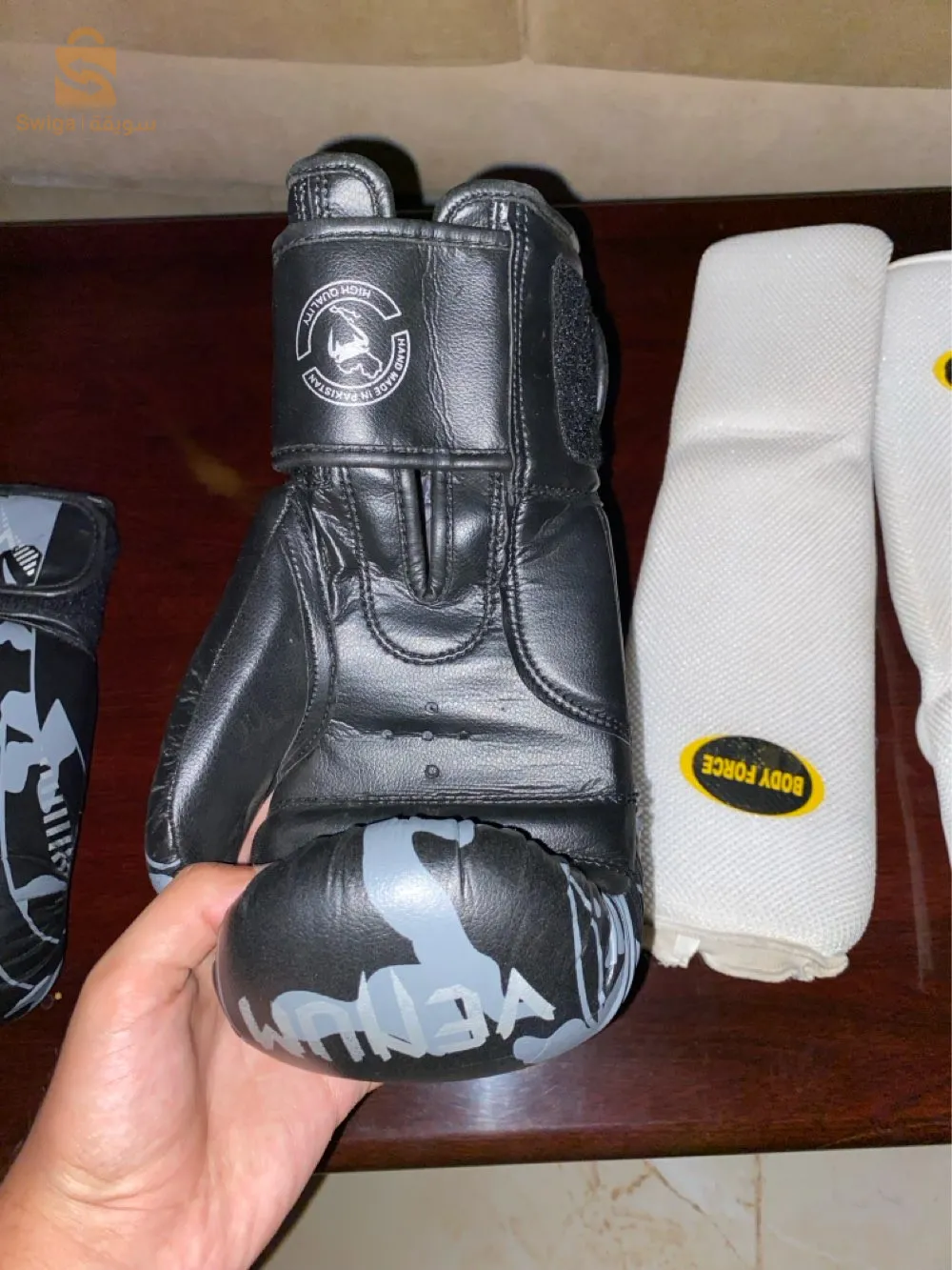 Les Gants de boxe avec des proteges tibia