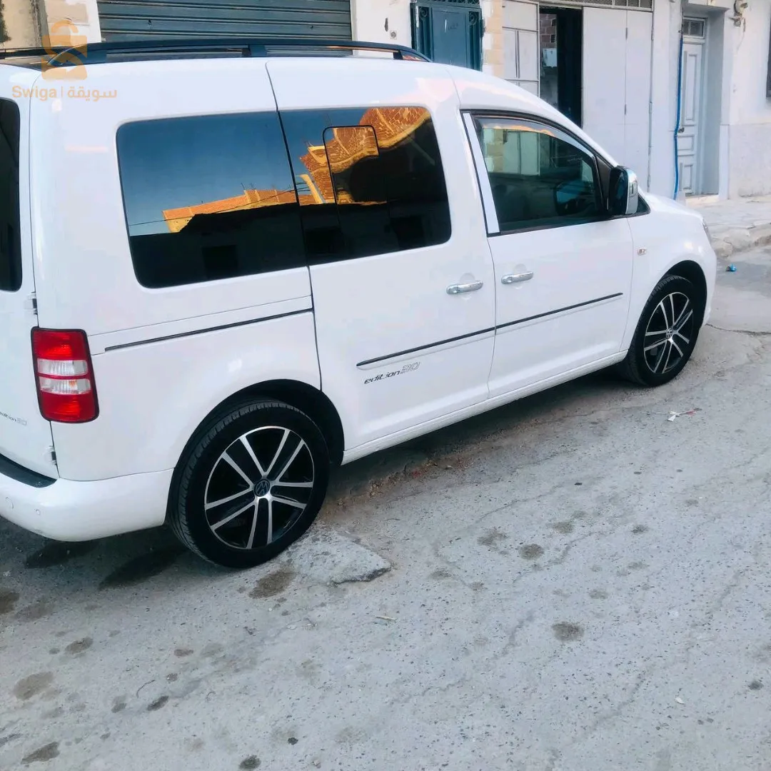 فيه رتوشا فوق المنجل على جيهة مقابلة لشيفور