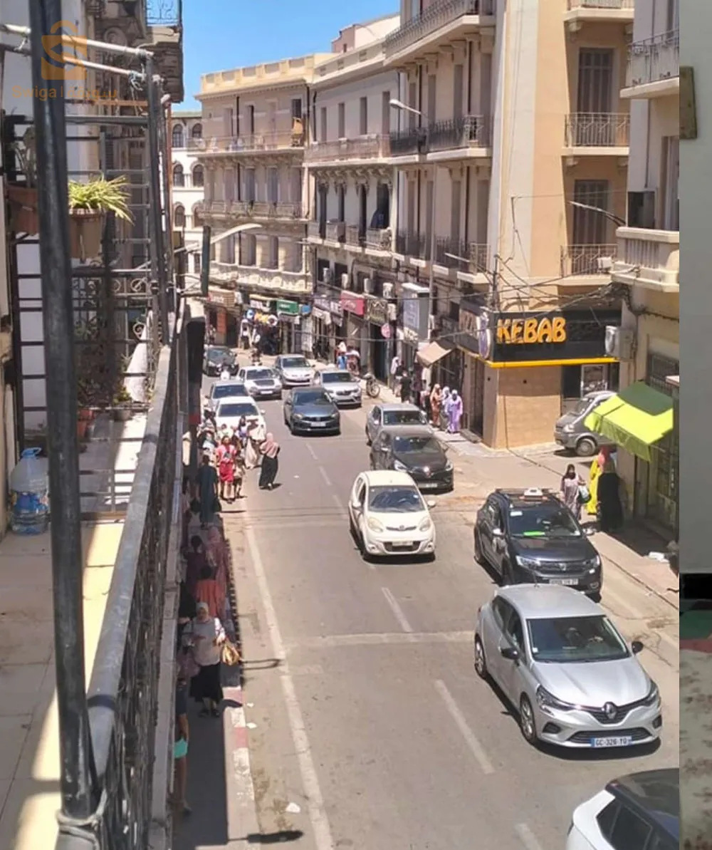 شقة ف2 في وسط المدينة مستغانم مكان تجاري بامتياز يطل على مختلف المحلات و.المطاعم