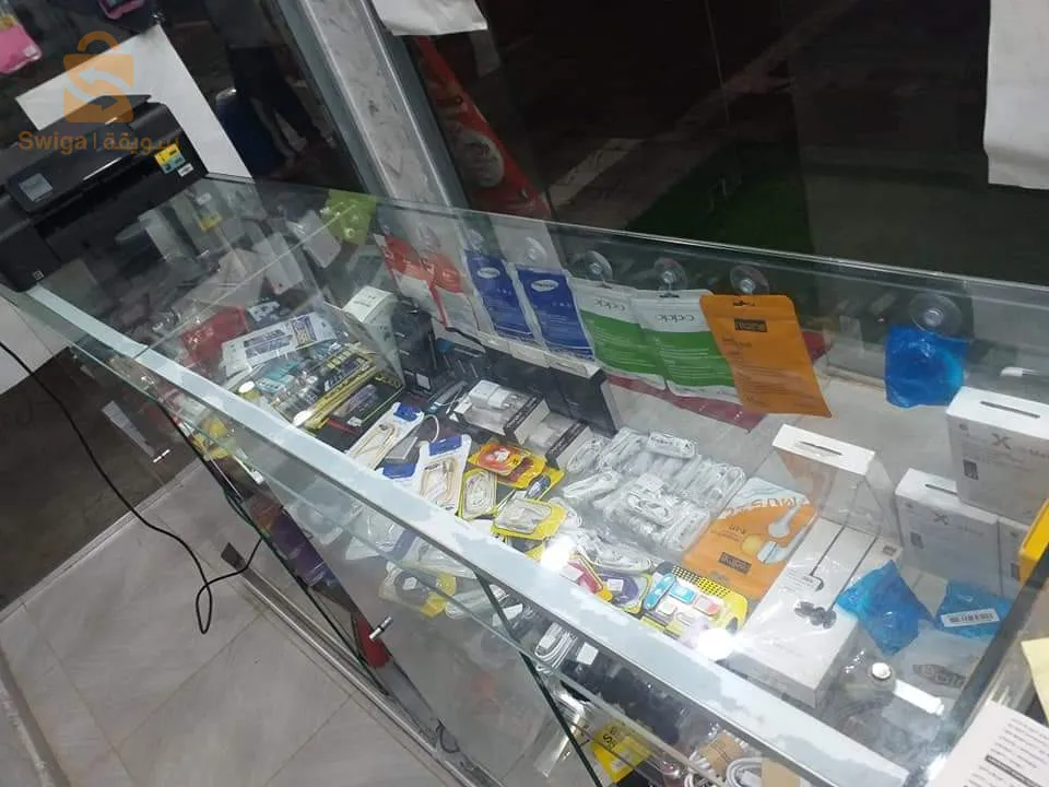 Vente 2 comptoir  présentoir de magasin large et  2 phssait vitrine trompe