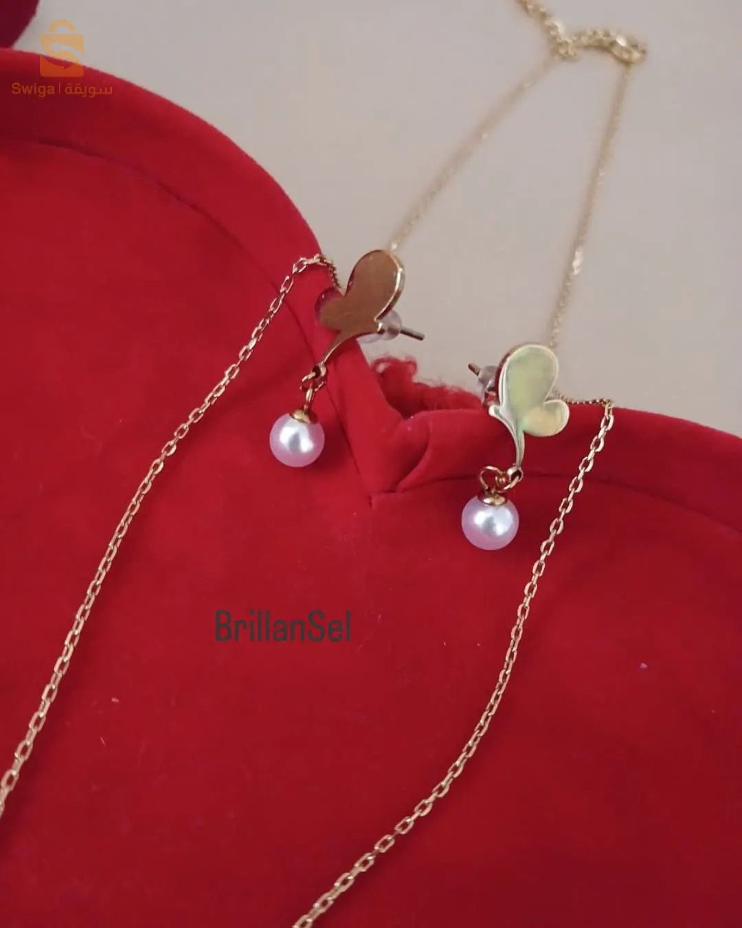 طقم مكون من سنسال و حلق