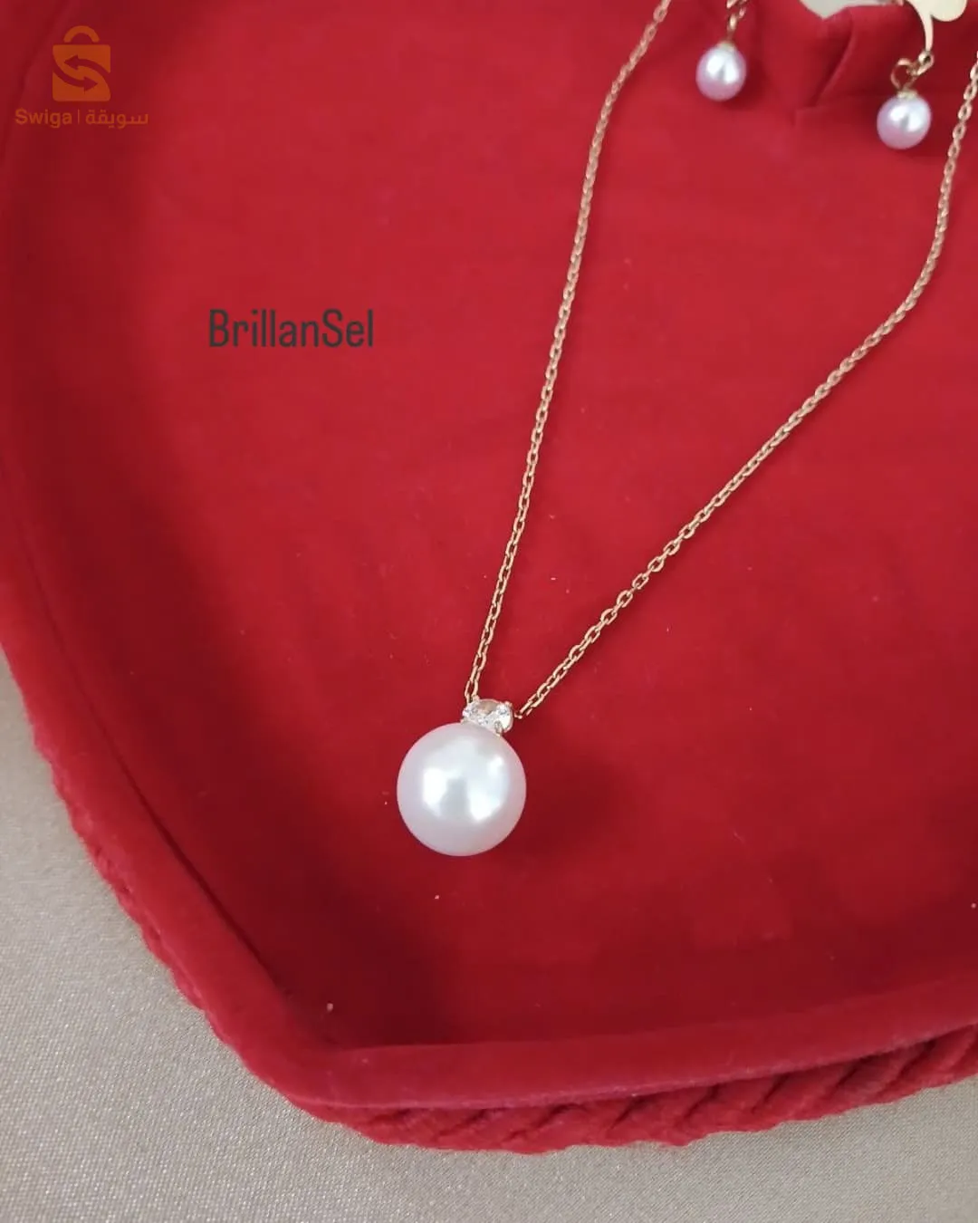 طقم مكون من سنسال و حلق