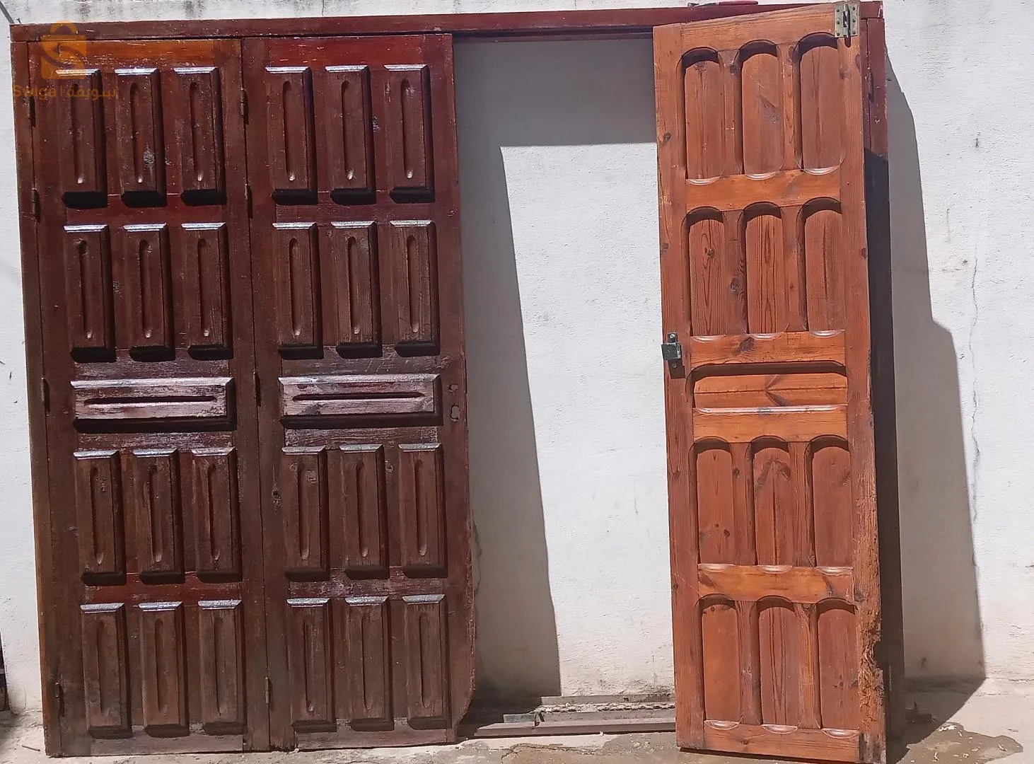 portail en bois rouge