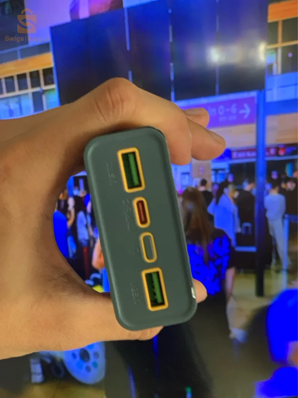 باوربانك اصلي hoco سومة شابة