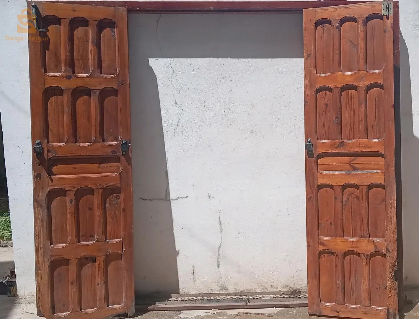 portail en bois rouge