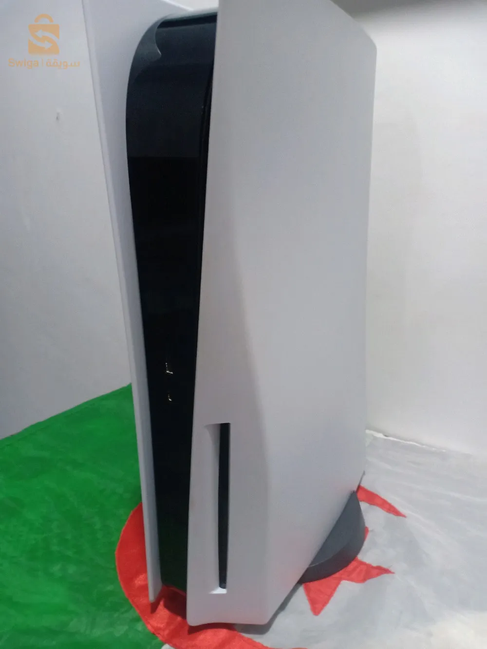 PS5 standar européen avec deux manettes et 4 jeux