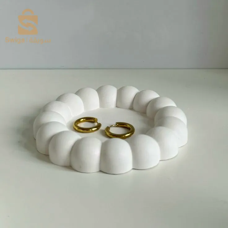 Dish for placing accessories and decorations