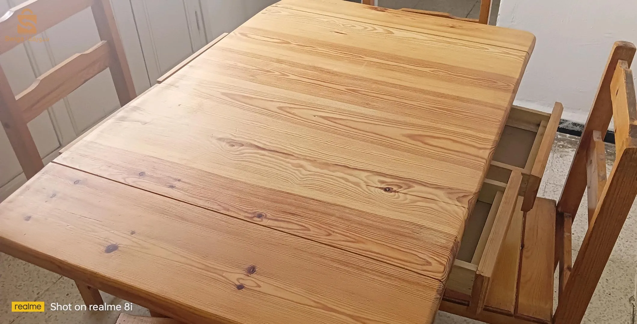 table de cuisine en bois rouge massif avec 4 chaises de Annaba téléphone 0698392111