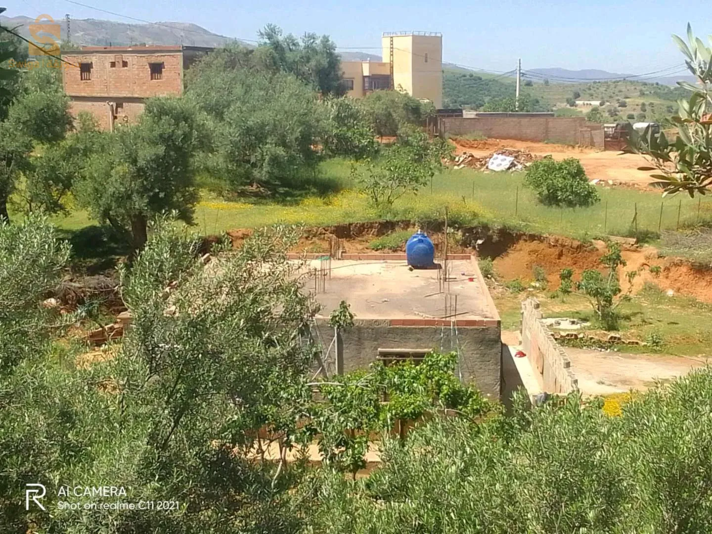 سلام عليكمعندي ارض مساحة 1675م فيها سكن مساحته 110م فيها بيئر صالح لشرب وبوستان للبيع في البويرة بلدية عمر تبعود 4كلم على الطريق شرق غرب الجباحية وتبعد حوالي 50كلم على الجزائر العصيمة سعر مليار و 500مليونوثائق عقد ملكية ودفتر عقاري