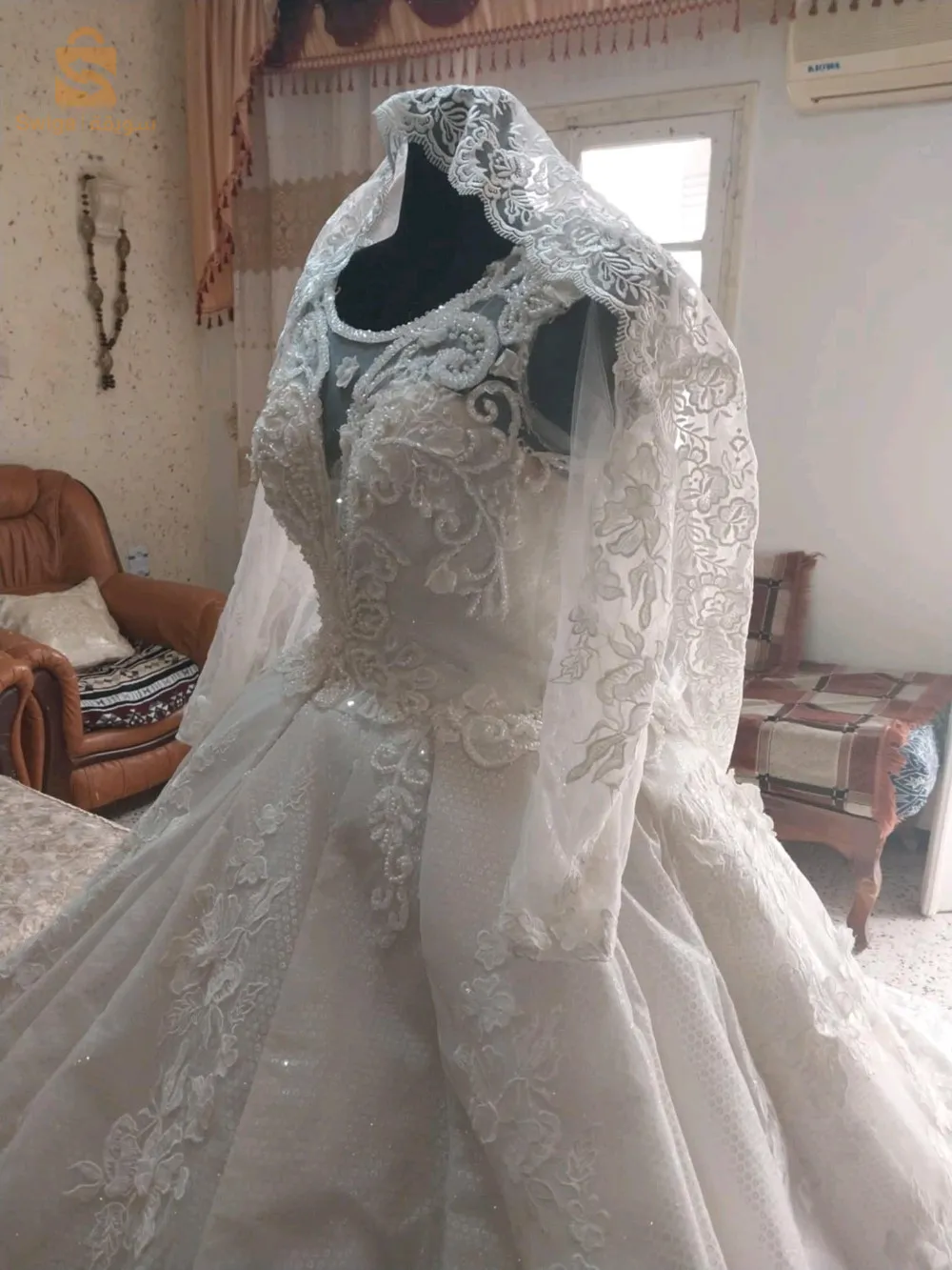 chedda bleue et robe blanche