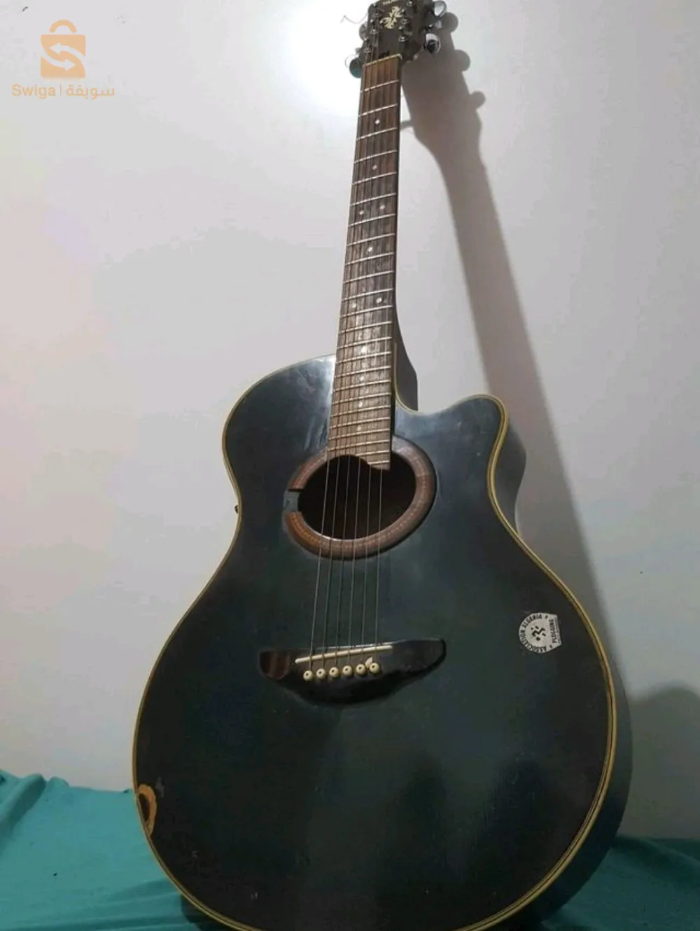 électro-acoustique guitare  with amplificateur for basse guitar