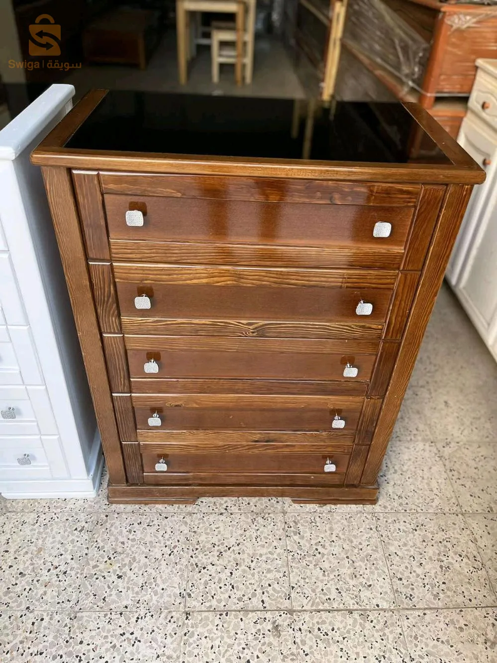 كومود مصنوعة من الخشب الاحمر