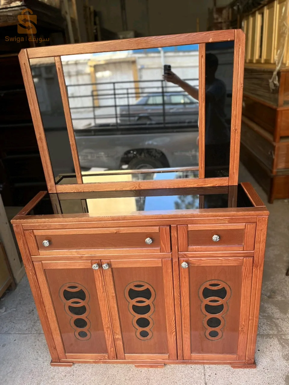 خزانة احذية مصنوعة من الخشب الاحمر