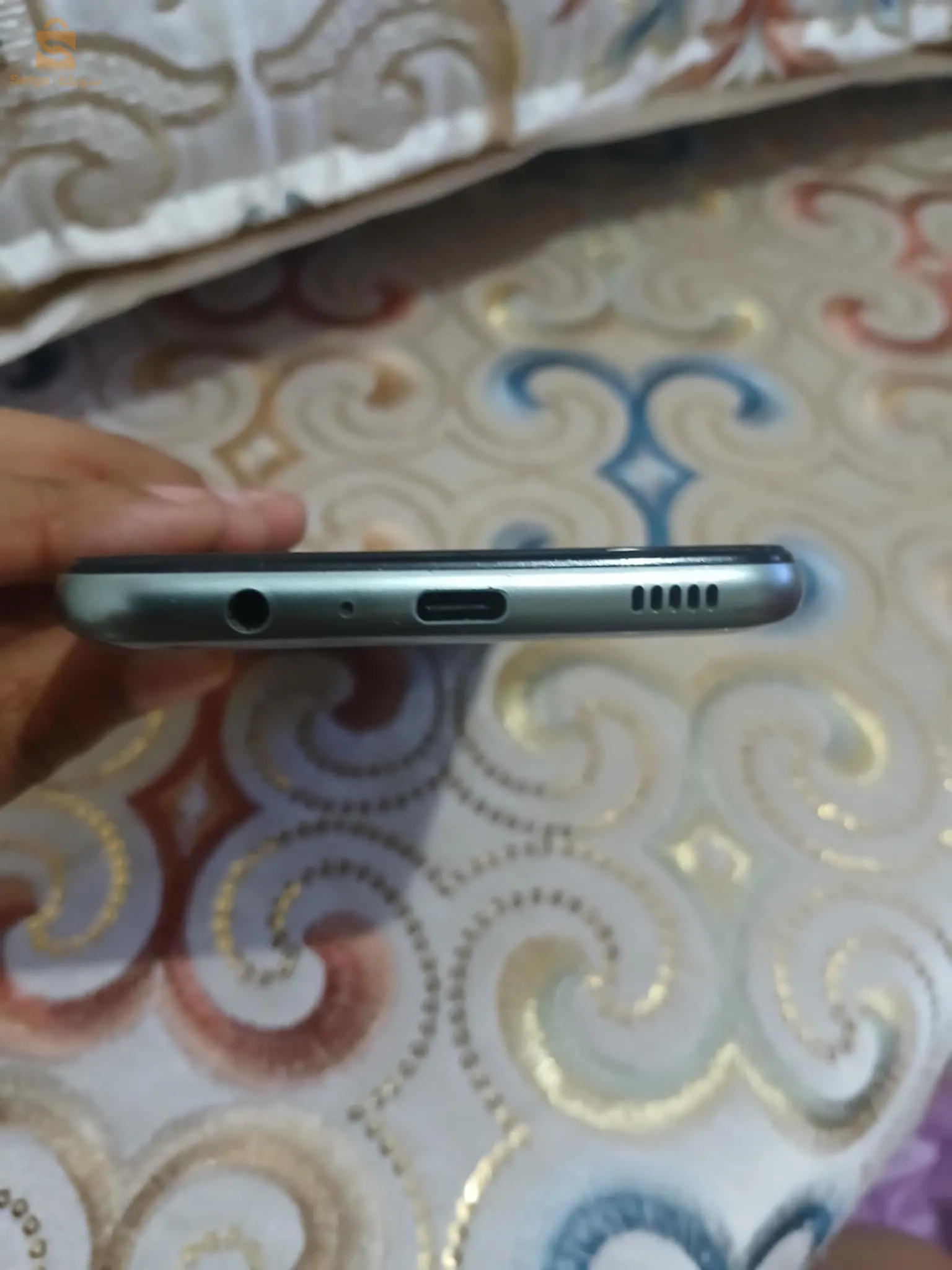 نبيع ولا نبدل بايفون