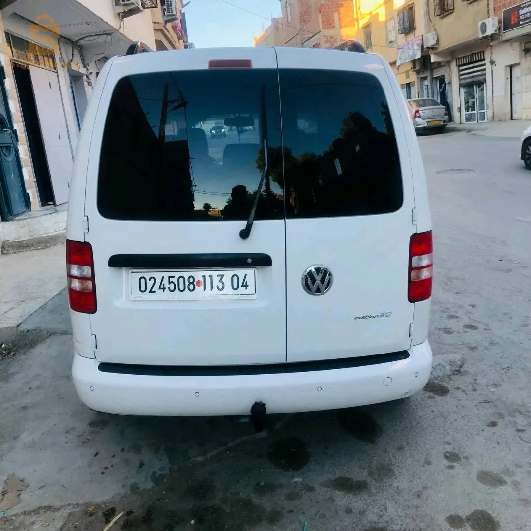 فيه رتوشا فوق المنجل على جيهة مقابلة لشيفور