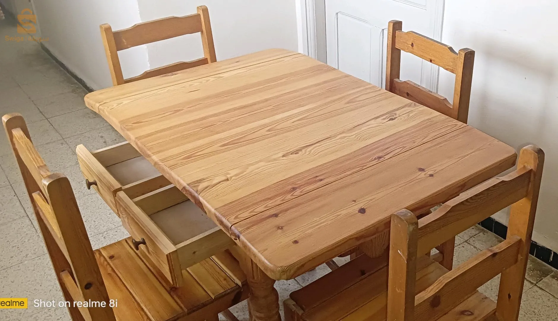 table de cuisine en bois rouge massif avec 4 chaises de Annaba téléphone 0698392111