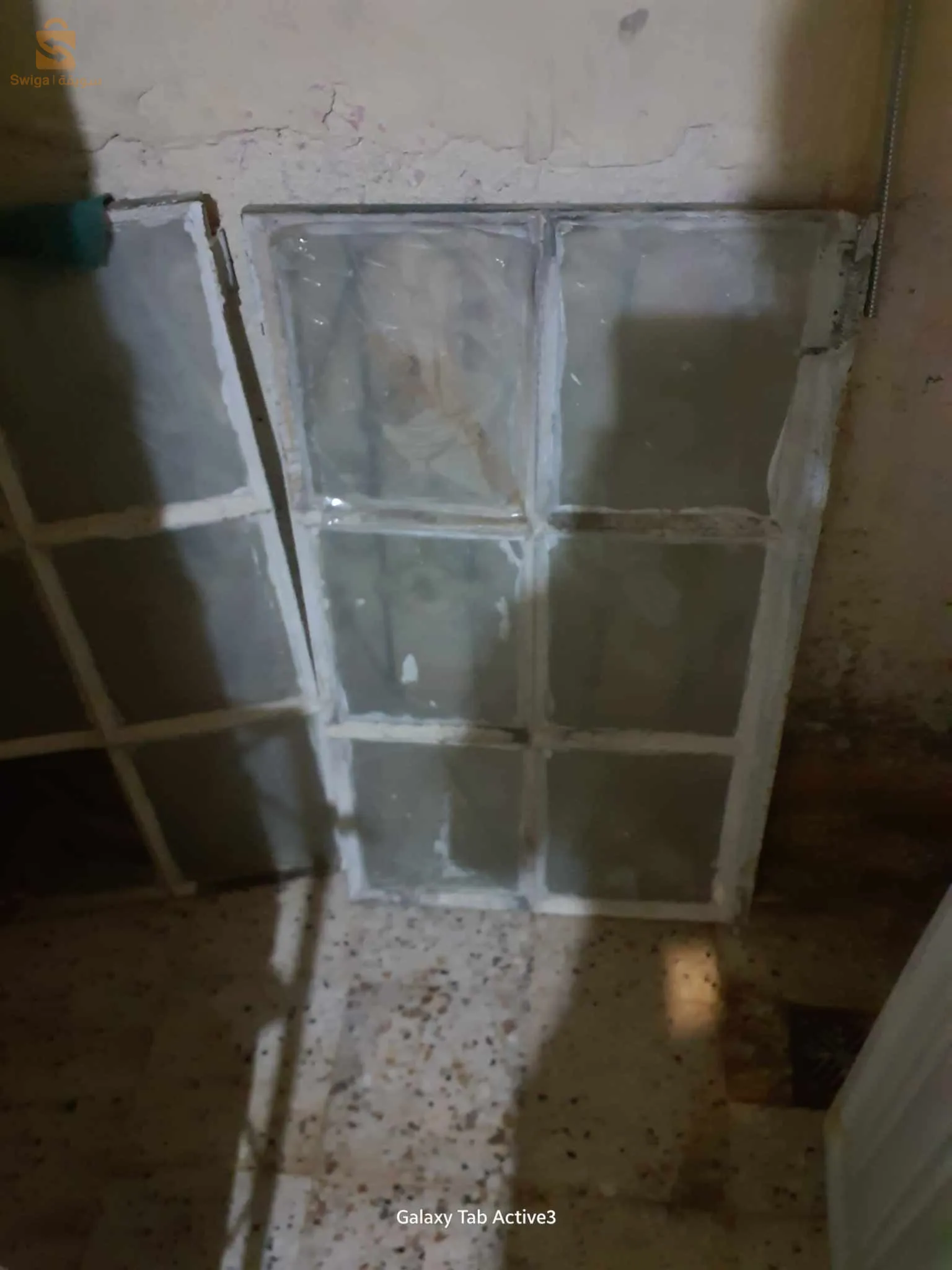 نوافذ خشبية مستعملة ونوافد حديدية مستعملة وحوض رخامي للمطبخ..