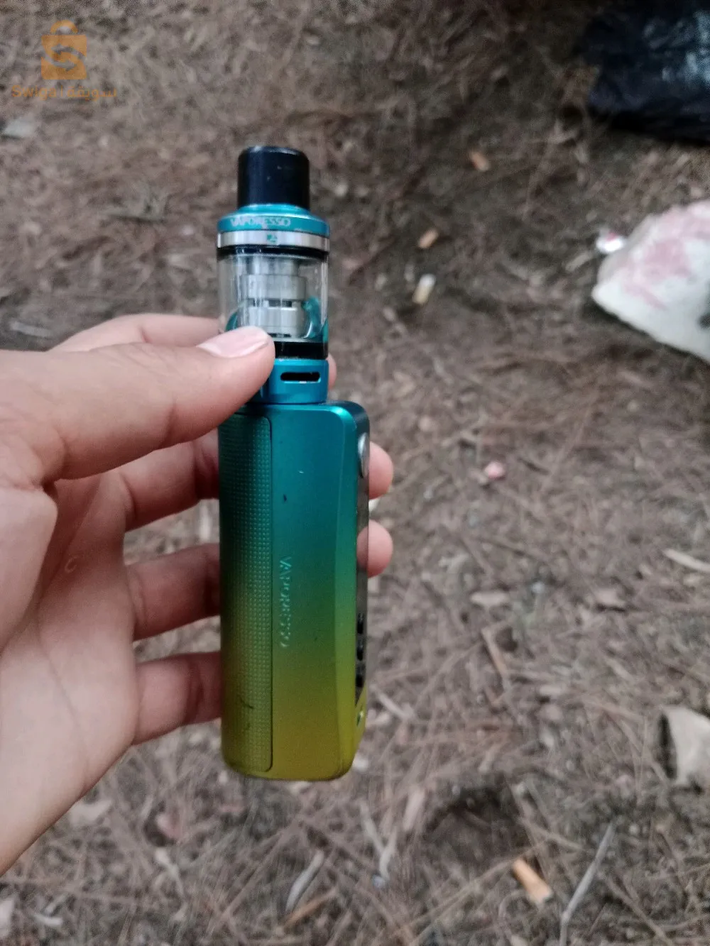 Une cigarette électronique contenant un récipient à liquide