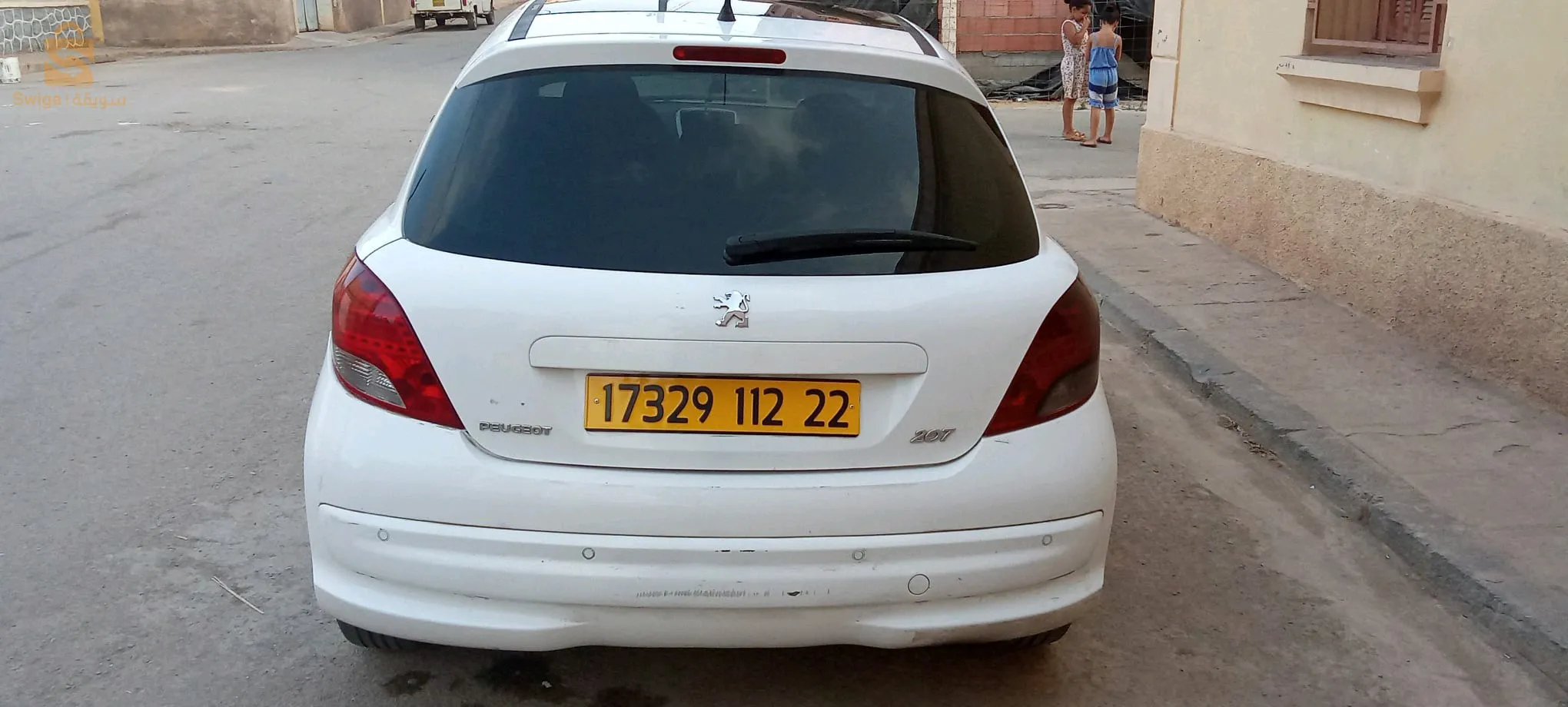 سيارة سياحية شابة بزاف