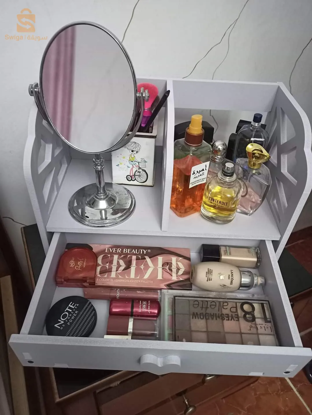 makeup holder