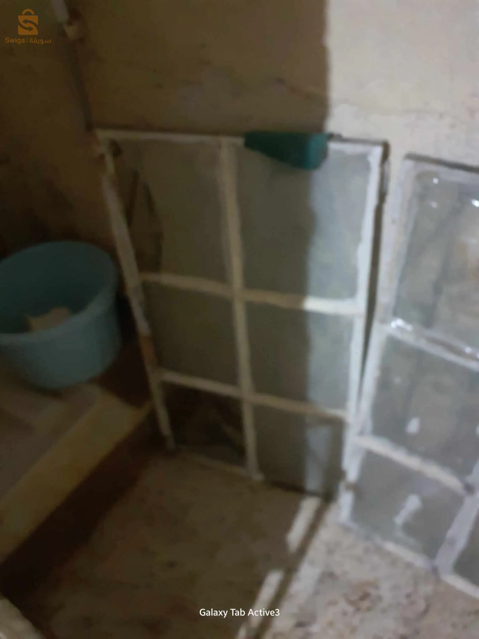 نوافذ خشبية مستعملة ونوافد حديدية مستعملة وحوض رخامي للمطبخ..