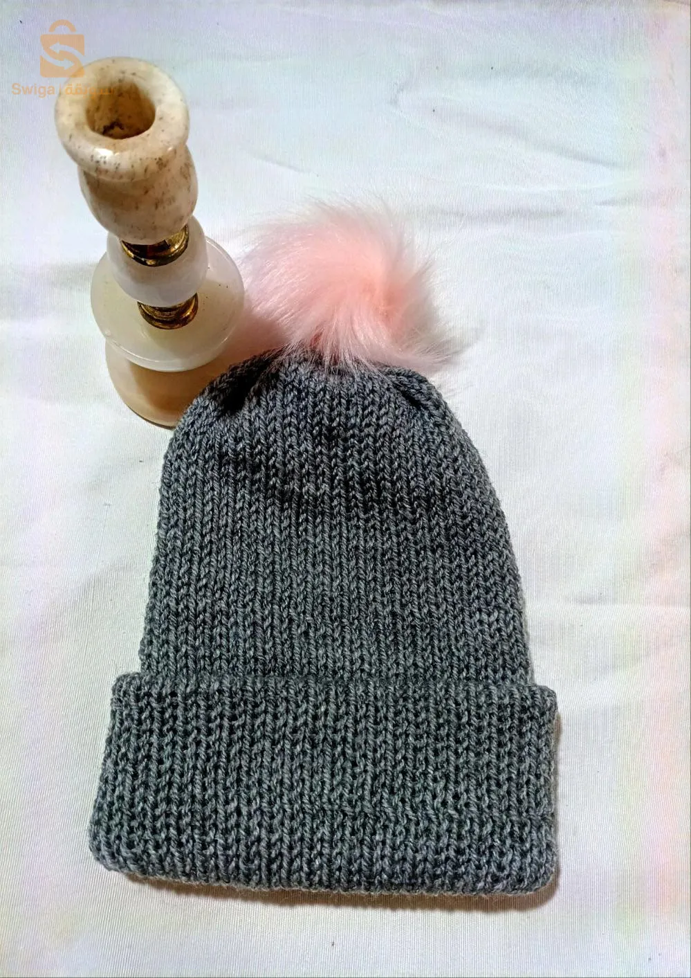 ا"Des chapeaux d'hiver, des écharpes et des gants en laine de haute qualité, faits à la main, de couleurs variées et distinctes. Ils sont confortables et hypoallergéniques."