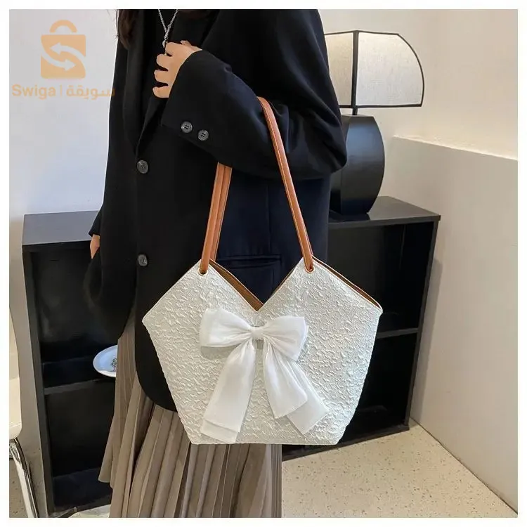 The rare women's bag in the Algerian market.