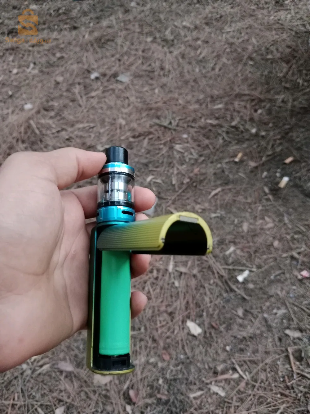 Une cigarette électronique contenant un récipient à liquide