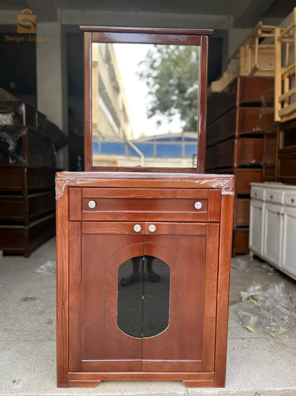 خزانة احذية مصنوعة من الخشب الاحمر