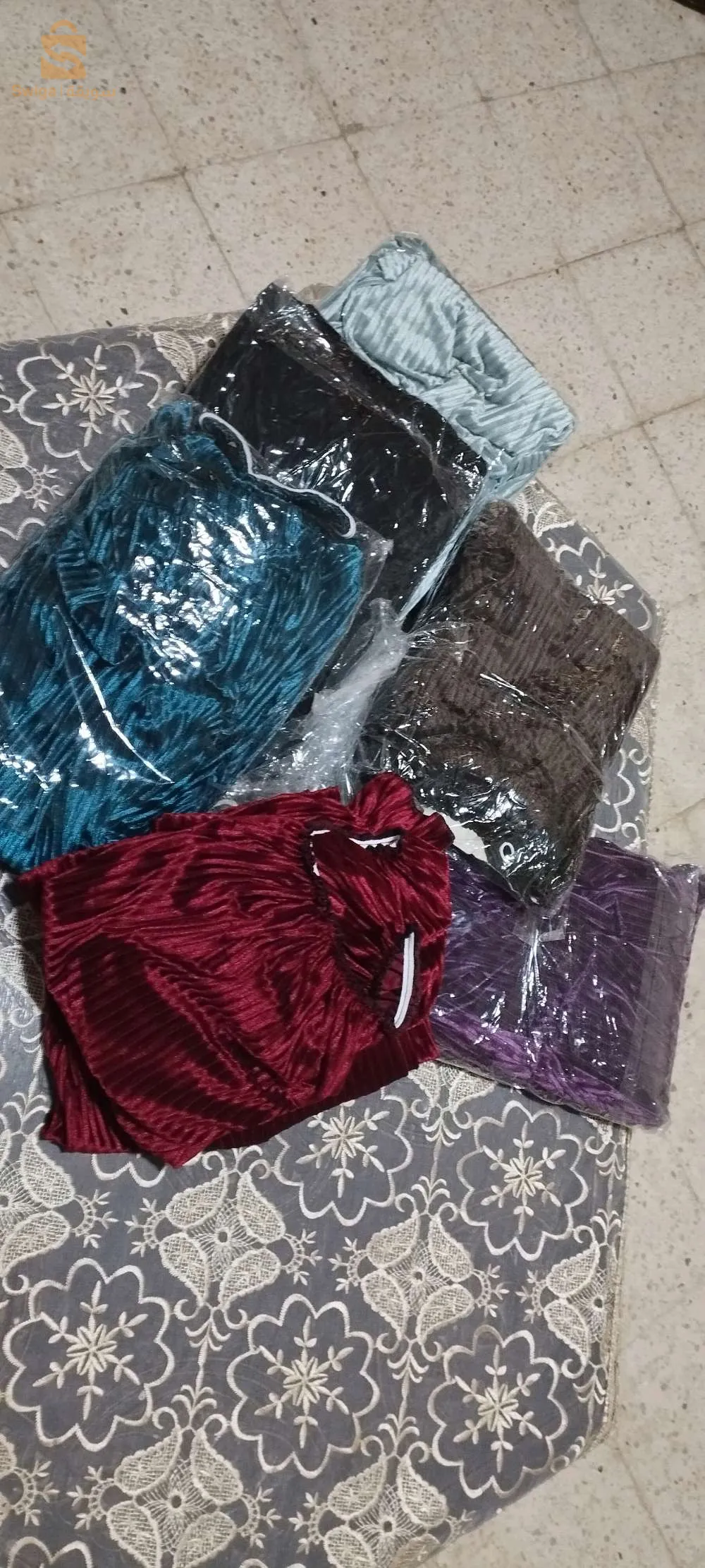 منامة من قطعتين مصنوعة بقطيفة مخططة خفيفة🌹