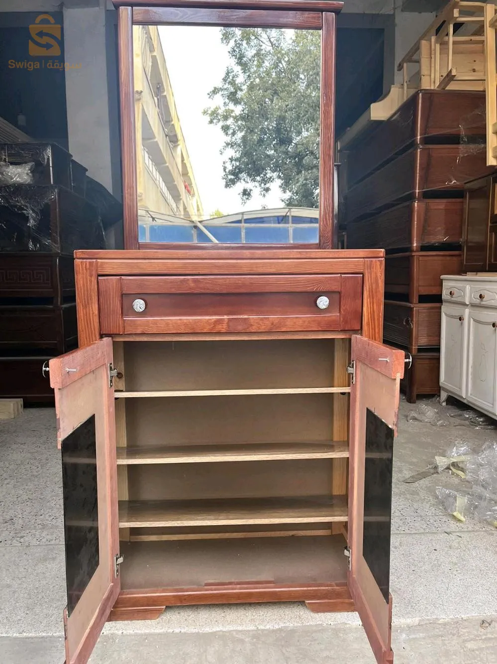 خزانة احذية مصنوعة من الخشب الاحمر