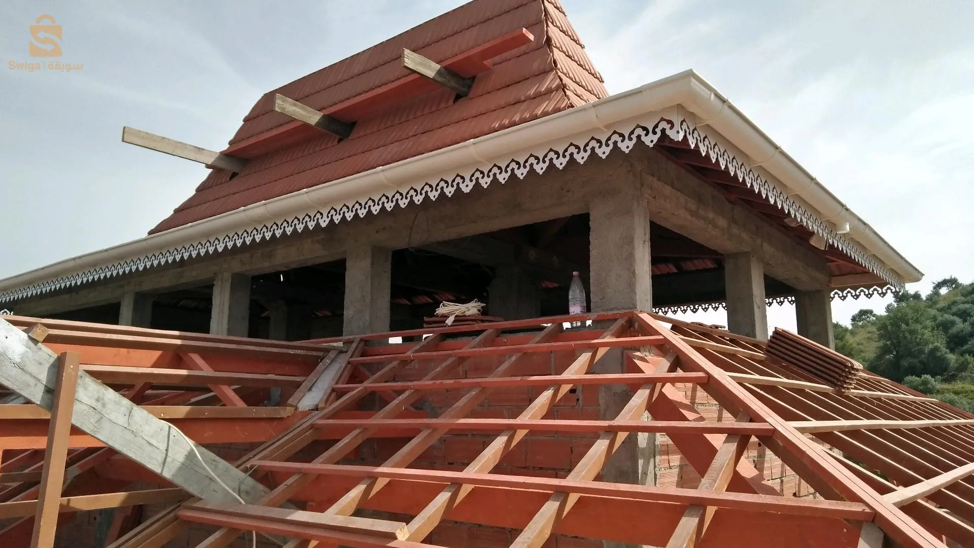 حرفي تركيب القرميد والديكورات الخشبية