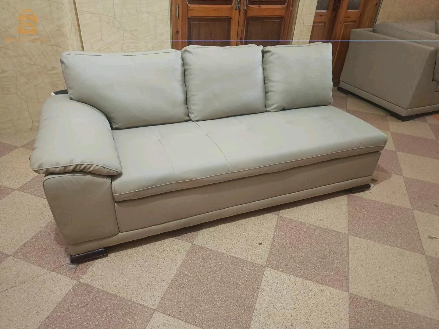 Confection, revêtement et Réparation professionnelle des salons.