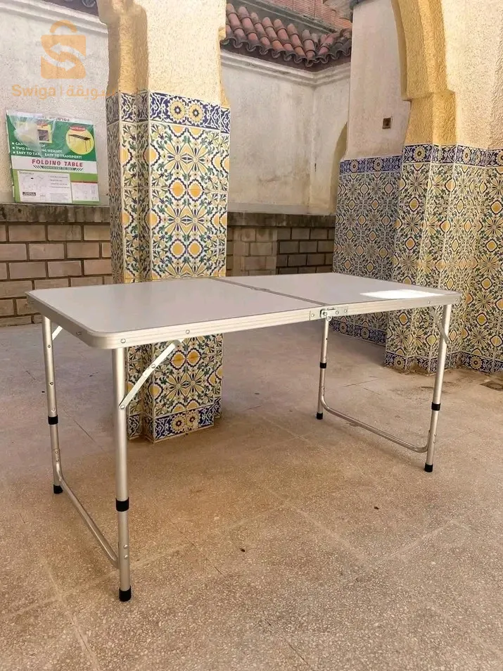 - طاولة التخييم بسيطة