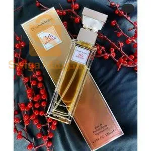 Laissez-vous tenter par cette fragrance New Yorkaise & moderne qui vous emporte directement au cœur de Manhattan, sur la Cinquième Avenue ! Accompagnée de son lait parfumé, cette eau de parfum est idéale pour les femmes.