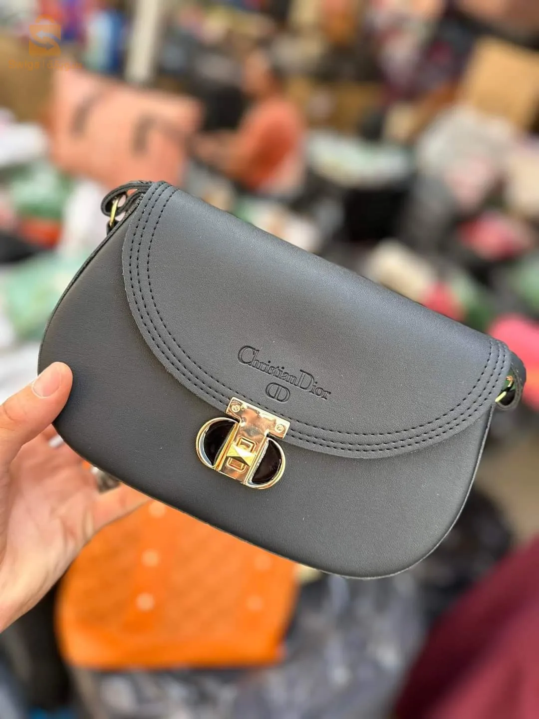 "Bonjour madame, vous pouvez choisir le sac qui correspond au style que vous aimez."