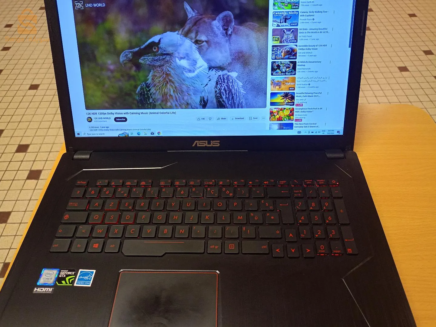 Laptop ASUS i5-7th-hQ 
Ram 8 GB 
Disk dure 512 ssd samsung
Double carte grafique Intel + GTX1050 VRM 4 GB 
Clavier AZRTY Lumenux 💡💡
DVD RW 💽
Ecran FHD (1920 ×1080) 
Battery🔋🔋2h+
Chargeur original Asus 
Laptop 💻💻 etude, disigne, jeux .