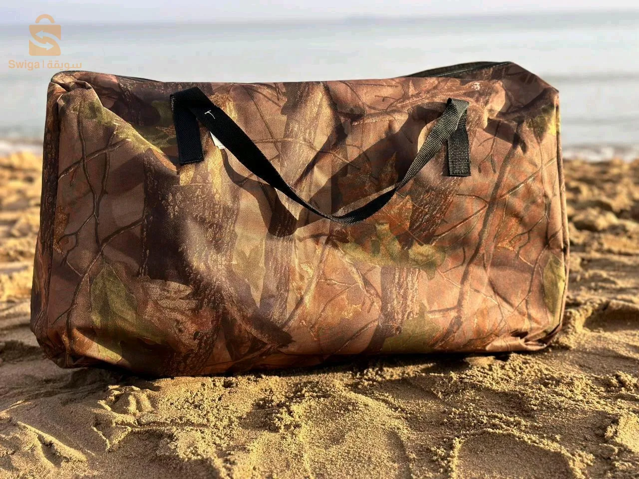 طاولة مع كراسي قابليين للطي