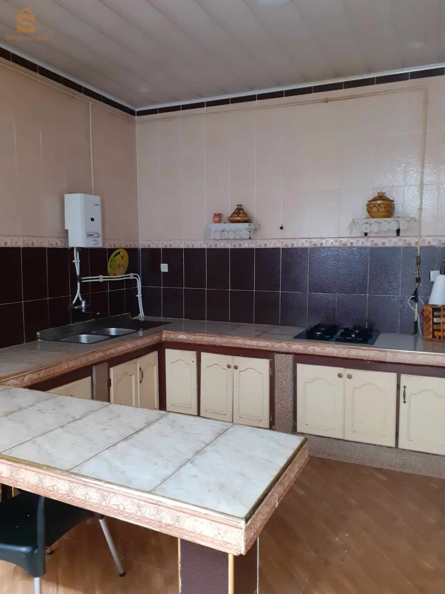 منزل في عين البيضاء  وهران 
R+1
153متر مربع
4 غرف واسعين 
مطبخ كبير  
حوش 
2 مرحاض 
مستودع كبيرة بمساحة 140m²
مستودع لسيارة واحدة 
كلشي فيني تدخل تسكن
بالقرب من كل مرافق العمومية (ابتدائية .مسجد .سيام.ليسي.مرشي.)