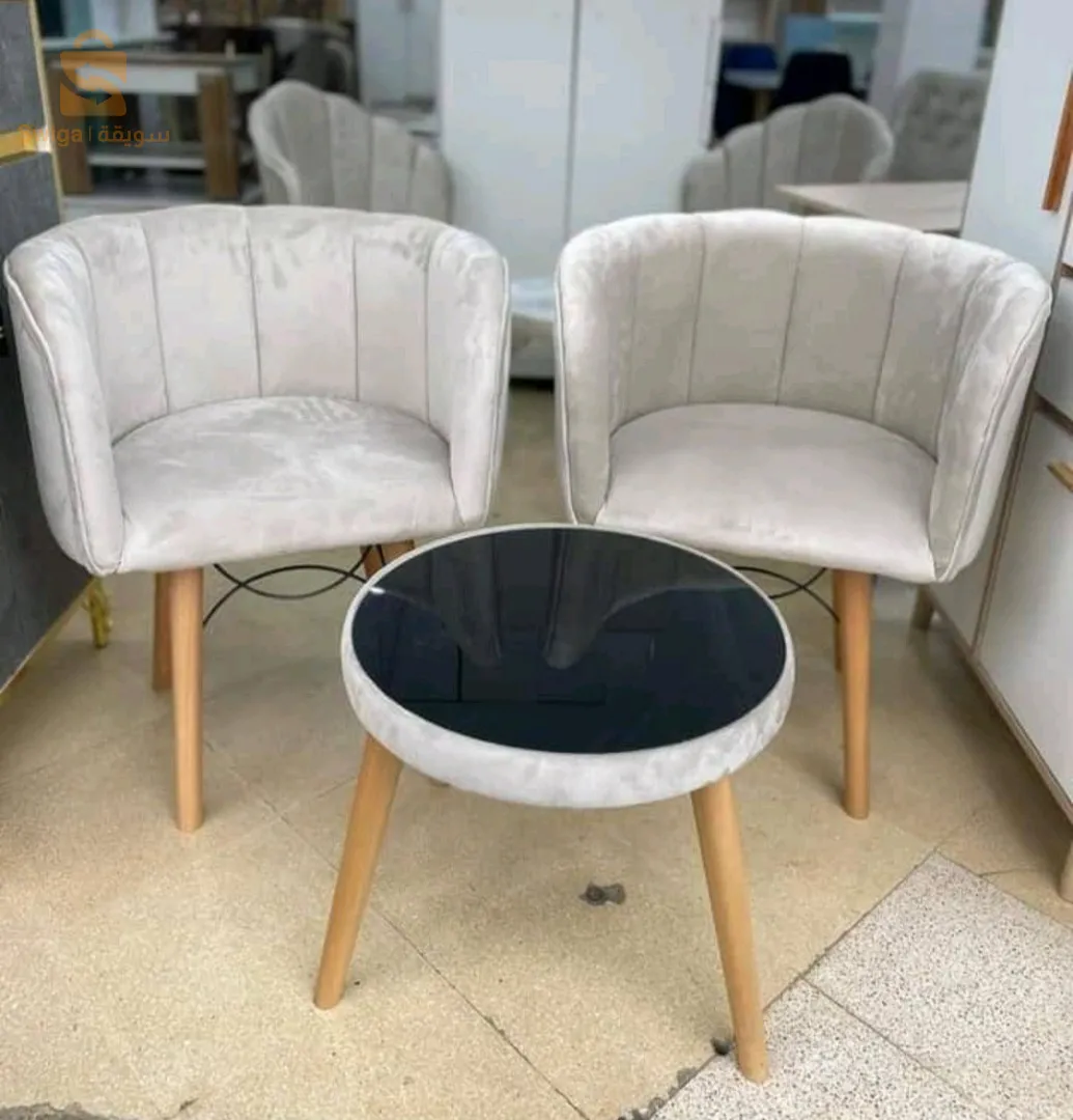 كراسي مع طاولة مستديرة