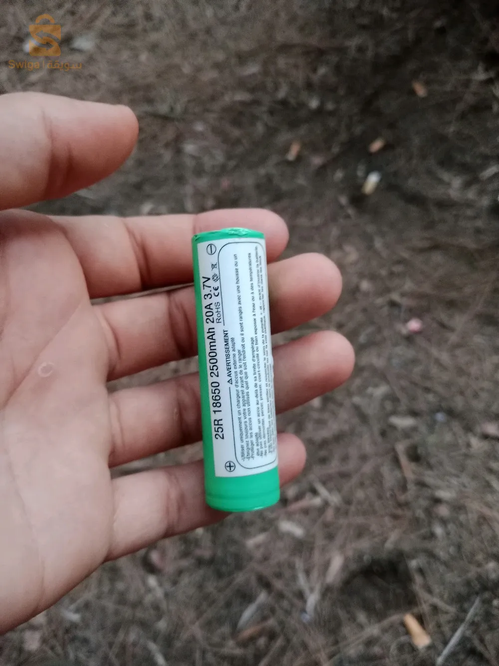 Une cigarette électronique contenant un récipient à liquide